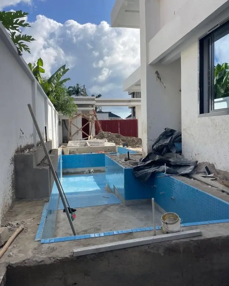 Blue pool tiles replaced in a Dubai swimming pool by Altaif